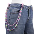 Kleurrijke acryl tailleketting met roze haken op blauwe jeans tegen witte achtergrond - Meerkleurige Hars Dubbellaagse Broek Ketting