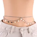 Dettaglio della catena in vita argento a doppio strato con paillettes e strass su denim - Catena da Vita con Pendente a Disco Tondo Argento