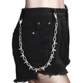 Detail einer silbernen Punk-Taillenkette mit Metallspikes an schwarzen Denim-Shorts für Outfits - Einlagige Niet-Hosenkette
