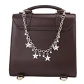 Dettaglio borsa in pelle marrone con catena di stelle argento e parti metalliche - Stile Stella (b225)