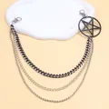 Detail der dreilagigen Hip-Hop-Hosenkette mit silbernem Pentagramm und Metallverschlüssen - Ring Pentagramm Dreilagige Hosenkette