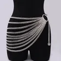 Detail einer mehrlagigen silbernen Metall-Körperkette mit O-Ring und Quaste am schwarzen Torso - Silber