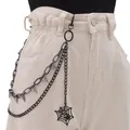 Schwarze zweilagige Punk-Hüftkette mit Metallspikes und Spinnennetz-Anhänger auf Denim - Schwarze Spinnennetz-Niet-Hosenkette