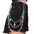 Punk-Mehrschicht-Metall-Hüftkette mit Totenkopf-Anhängern und Nieten auf schwarzen Shorts - Denim Pharao Mehrschichtige Niet-Hosenkette
