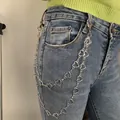 Dettaglio della catena per pantaloni a doppio strato con cuori d'argento sui jeans - Stile Ciondolo Cuore Argento
