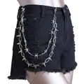 Schwarze Jeans-Shorts im Distressed-Look mit doppellagigen Punk-Metallketten und Nieten - Dornen-Niet-Zweilagige Hosenkette