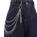 Nahaufnahme der dreilagigen silbernen Hosenkette mit Punk-Stil Metall-Stachel-Anhängern - Mehrlagige Stachel-Hosenkette Silber