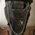 Catena da vita punk hip hop argento con grande anello di metallo su jeans grigi - Catena Per Pantaloni Bianca K A Strato Singolo