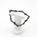 Detalle de cadena de eslabones de alambre de espino negro mate con estética punk gótica - Pulsera Espinas Negro Armas