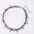 Detalle del collar punk con remaches, cadena de metal gris oscuro y tachuelas de plata - Collar Remache Negro Armas