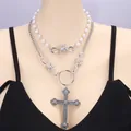 Detalle de collar punk de doble capa con perlas, cadenas y colgante de cruz grande - Set de Collar de Doble Capa