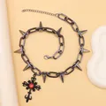 Collar punk detallado con púas metálicas y gran cruz gótica con una piedra preciosa roja - Collar Cruz Negro Armas