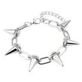 Detalle de pulsera punk plateada con seis puntas metálicas y cierre de langosta ajustable - Pulsera Remache Plateada