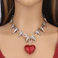 Choker punk con borchie argento e grande ciondolo a cuore rosso trasparente - Rosso