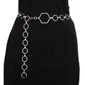 Minimalistischer silberner Hexagon-Kettengürtel gestylt auf schwarzem Kleid - Silber