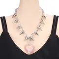 Collana punk argento con punte metalliche e grande ciondolo a cuore rosa traslucido - Rosa