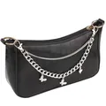 Schwarze Baguette-Tasche mit Krokoprägung und silbernen Schmetterlingsketten auf Weiß - Strass Schmetterling Kette