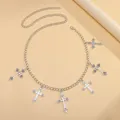 Zilveren gotische tailleketting met zes vintage kruishangers en een handige karabijnsluiting - Wit K Kruis Tailleketting (6 Kruisen)