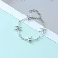 Detalle de pulsera de alambre de espino plateada con cierre de langosta ajustable - Pulsera Alambre de Púas Plateada