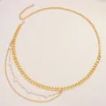 Dettaglio della catena in vita multistrato dorata con eleganti perle finte bianche - Oro