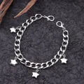 Dettaglio della cavigliera d'argento con quattro ciondoli a stella e chiusura a moschettone - Stella a Strato Singolo / Argento