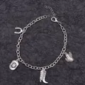 Detailaufnahme der silbernen Schuhkette mit Cowboyhut, Kaktus und Hufeisen-Anhängern - Antiksilber