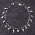 Dettaglio macro della catena punk con pendenti a teschio in argento e chiusure a moschettone - Argento