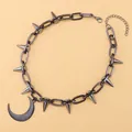 Detalle macro del collar punk color gunmetal con púas y colgante de luna creciente - Collar Remache Luna Negro Armas