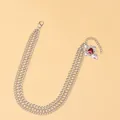 Détail d'une chaîne de chaussure argentée à trois couches avec pendentif cœur rubis - Argent