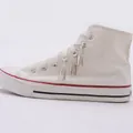 Detalle de zapatillas altas de lona blanca con colgantes de metal de hoja de afeitar - Colgante de Cuchilla de Afeitar