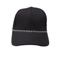 Detail der silbernen Sternkette an einer schwarzen Baseballkappe mit Punk-Anhängern - Stern Einschichtige Hutkette