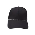 Detail einer silbernen Kreuzkette auf einer schwarzen Baumwoll-Baseballkappe im Streetstyle - Kreuz Einschichtige Hutkette