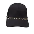 Détail de la casquette noire en coton avec chaîne dorée et pendentifs de fleurs de marguerite - Chaîne De Chapeau Pendentif Fleur Blanche
