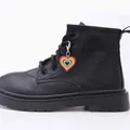 Colgante de corazón arcoíris con cierre de langosta plateado en bota de cuero negro - Corazón Rojo Amarillo Cierre de Langosta