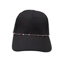 Detailansicht der schwarzen Baseballkappe mit einer Metallkette und bunten Herzanhängern - Silber Bunte Herzkette