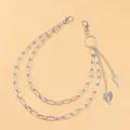 Dettaglio catena per pantaloni a doppio strato in metallo argento con ciondoli a cuore e piuma - Stile Doppio Pendente a Cuore (Opzione 1)