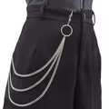 Drelagige Hip-Hop Metall-Hosenkette mit Ring-Anhänger an schwarzer Hose Seitenansicht - Silberner Mehrschichtstil