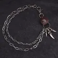 Detail einer Punk-Hosenkette mit realistischen Adlerkrallen und Falkenkopf auf Leder - Braun Kuhleder Adlerkralle Hosenkette Gun Black