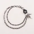 Detail einer Punk-Hosenkette mit Doppellagen, Adlerkopf-Lederpatch und Metallkrallen-Anhängern - Schwarz Kuhleder Adlerkralle Hosenkette Gun Black