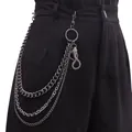 Detailansicht der dreilagigen Metall-Hosenkette mit Schuppen-Schlangenkopf-Anhänger - Gun Black Schlangen Anhänger Mehrlagige Hosenkette