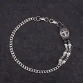 Detail der gotischen Hosenkette mit silbernen Totenköpfen, Lederkreuz und Karabiner - Totenkopf Kreuz / Schwarz