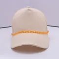 Detailansicht einer beigen Baseballkappe mit einer trendigen orangefarbenen Kunststoffkette - Orange