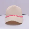 Detailansicht der Baseballkappe mit trendigem rosa Kettenzubehör und Stoffstruktur - Fuchsia