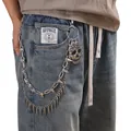 Detail einer schweren Punk-Hosenkette mit großem Totenkopf-Anhänger und Nieten-Elementen - Großer Niet Totenkopf Anhänger Doppellagige Niet Hosenkette / Silber