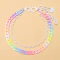Dettaglio delle maglie colorate in resina e del ciondolo a cuore con logo - Catena per Pantaloni con Ciondolo a Cuore in Acrilico Bianco / Bianco