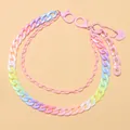 Dettaglio della catena per pantaloni in resina colorata con ciondolo a cuore e moschettoni - Catena per Pantaloni con Ciondolo a Cuore in Acrilico Rosa / Rosa