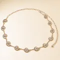 Dettaglio della catena da vita in metallo dorato con ciondoli a conchiglia e chiusura - Catena in Vita a Strato Singolo in Oro Conchiglia