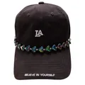 Detalle de gorra negra con cuentas de corazón iridiscentes y bordado del logo LA - Negro iridiscente