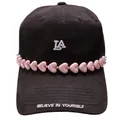 Detalle de cadena de cuentas de corazón rosa y bordado LA en gorra de algodón negro - Rosa