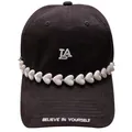 Gorra negra con bordado LA y cadena de cuentas de corazón arcoíris sobre fondo blanco - Blanco